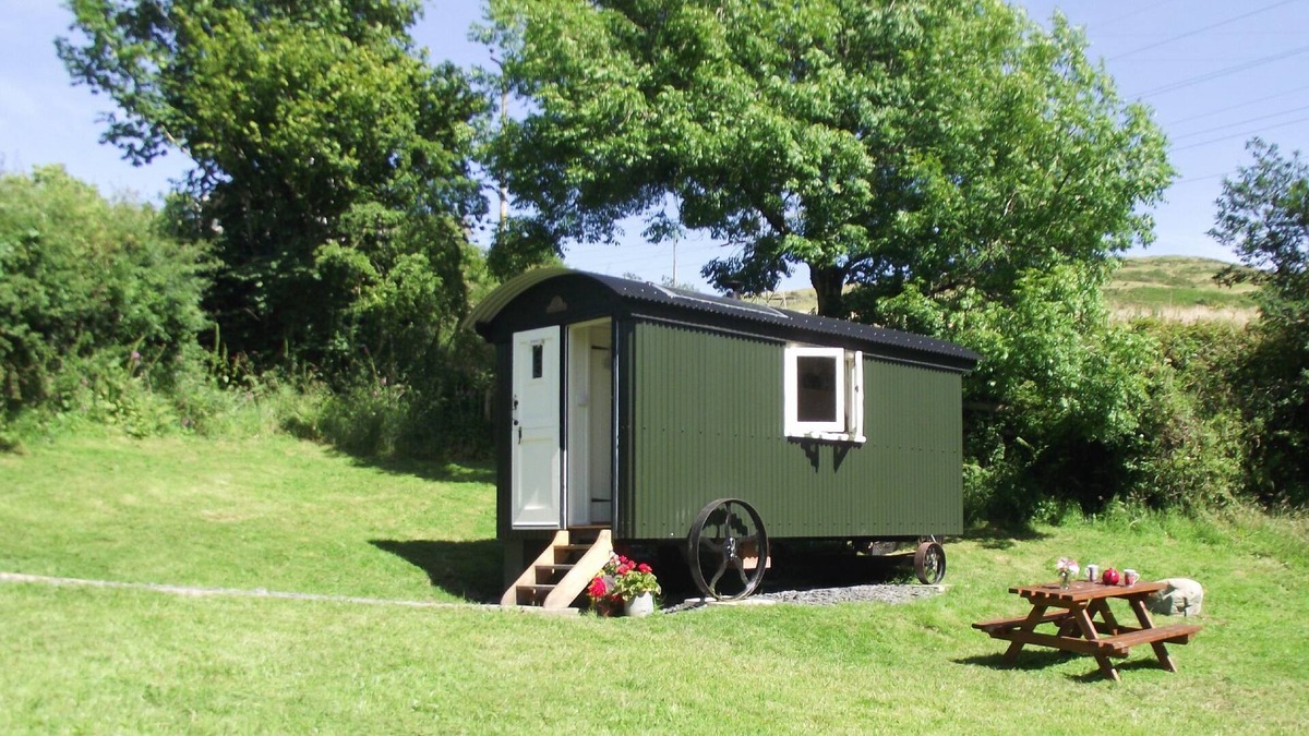 Ulverston Cabin | Hut in The Sheep Wash - Cosy Shepherd's Hut with log burner - Pet-friendly.
