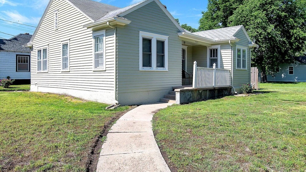 Hutchinson House | Hutchinson Cozy Bungalow! Entire House! The Mint!