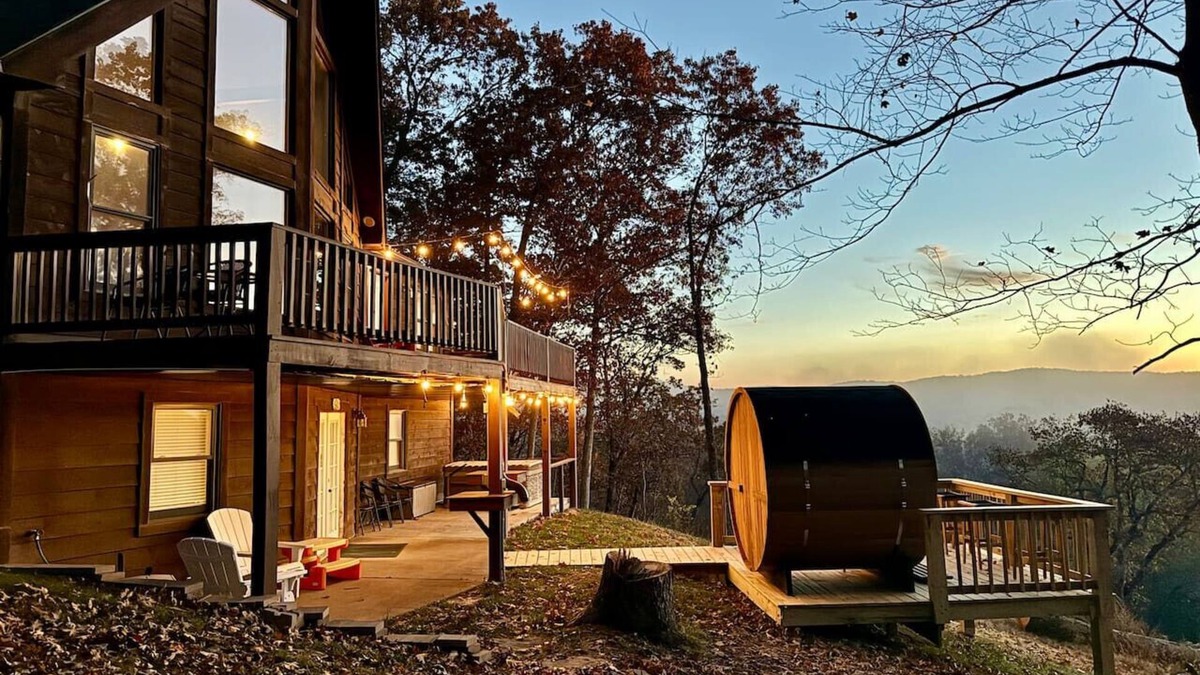 Steelville House | Huzzah Springs- hot tub, barrel sauna & arcade