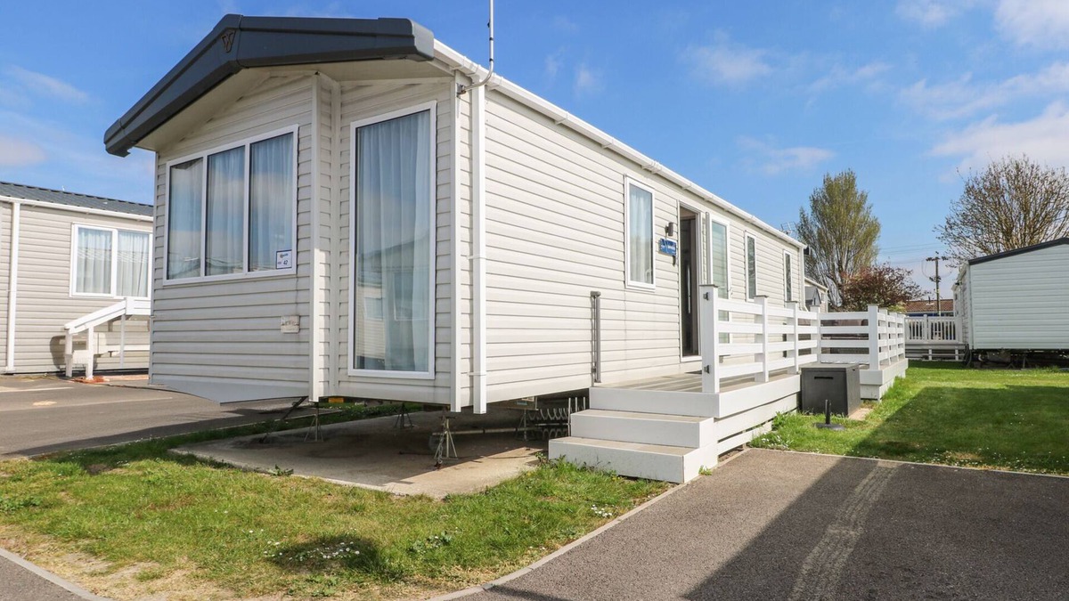 Bognor Regis Cottage | HW42, pet friendly, with pool in Bognor Regis