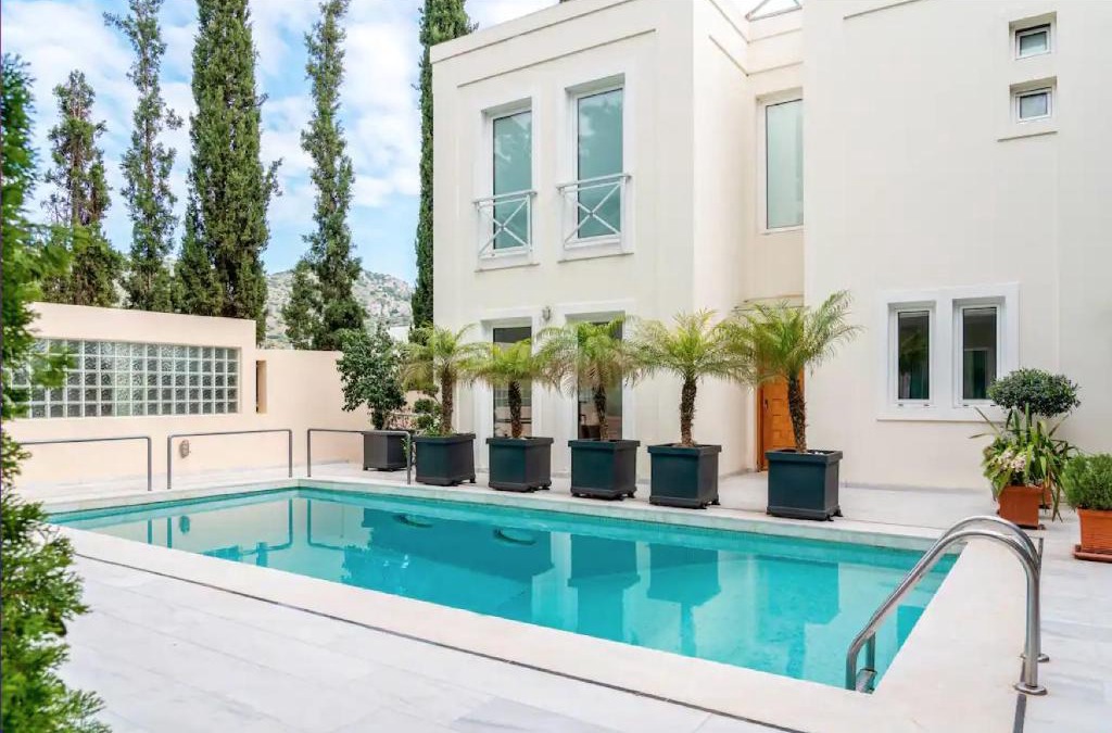 Vouliagmeni Apartment | Hyacinth homm with Garden & Pool in Vouliagmeni