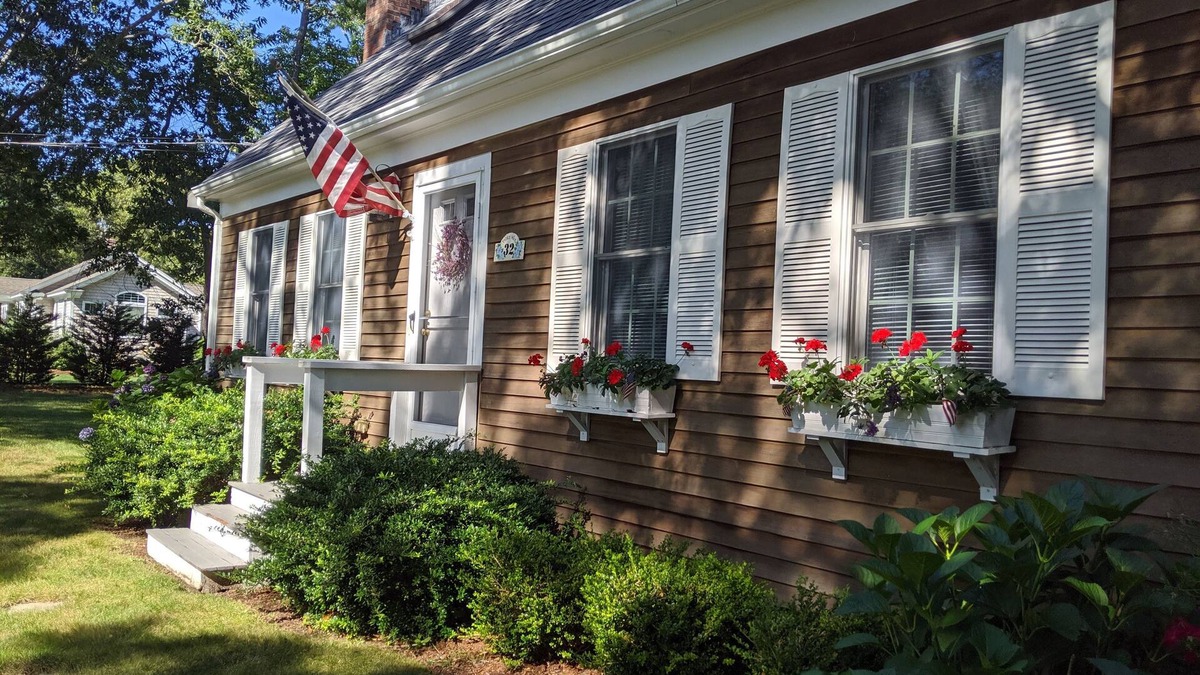 West Hyannisport House | Hyannis Family Retreat! 5 min to beach, 3 BR/2BA w/bunk beds, AC, beach pass.