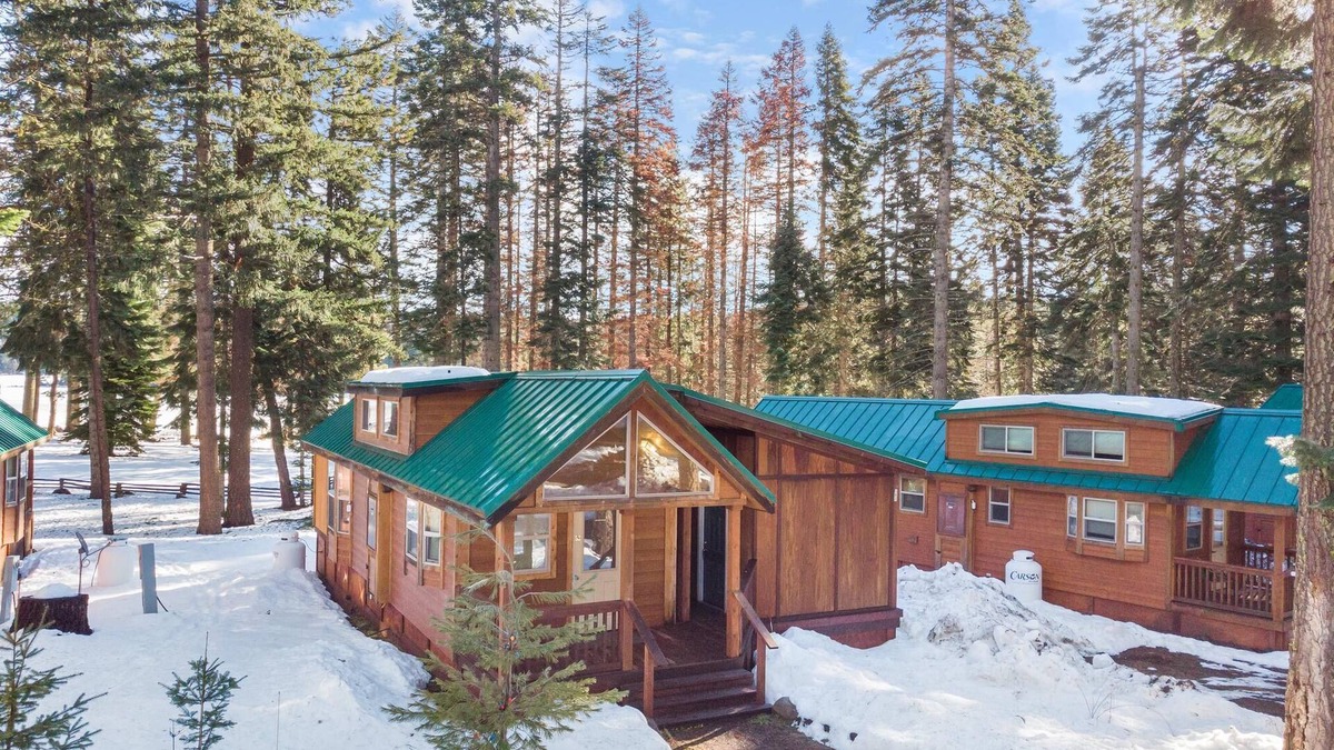 Ashland Apartment | Hyatt Prairie Cabin offers views and a two person Hot Tub! Both bedrooms have a queen size bed.