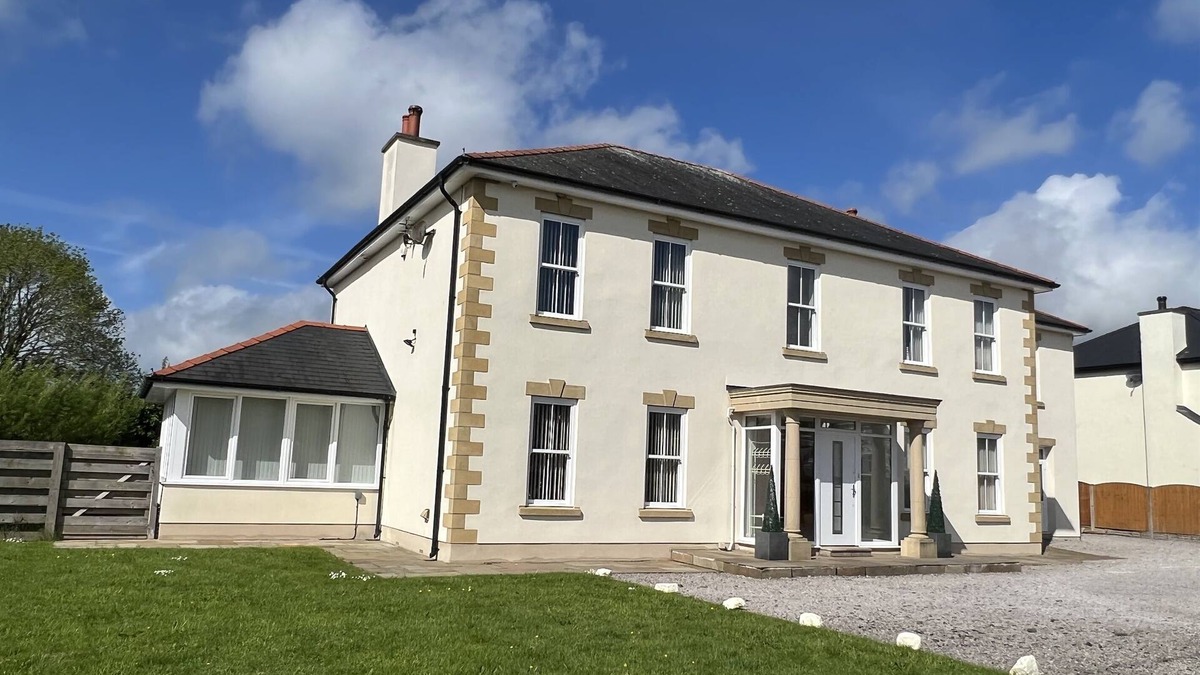 Llanbedrgoch House | Hyfryd Le- Hot tub, perfect for limited mobility