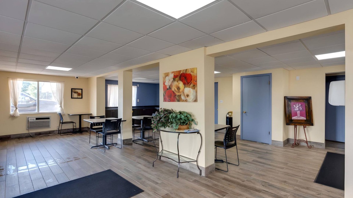 Quad Cities Hotel | I-80 Inn & Suites