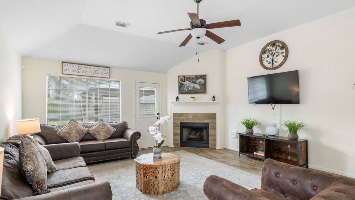 Humble House | IAH Place-3/2 w a patio-sleeps 8+