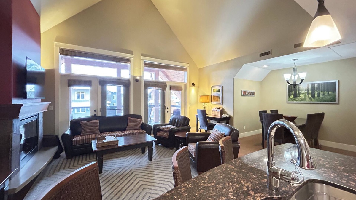 Cougar Creek Apartment | Iconic 900sq penthouse 1BD/1BTH MT view pool/tub