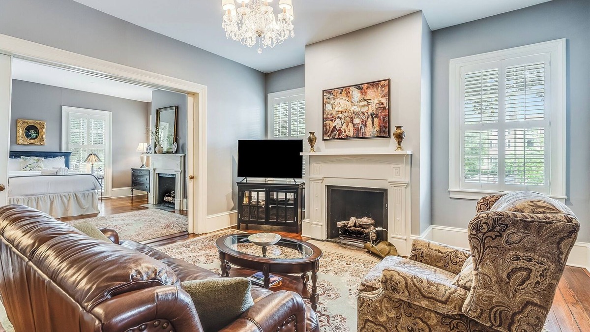 Old West Broad Neighborhood Apartment | Iconic Bird Baldwin House Parlor W/Parking + Pet-friendly By Lucky Savannah