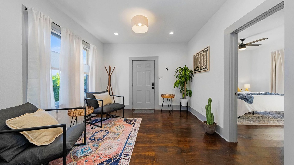 San Antonio House | Iconic Blue Bungalow at The Pearl, River Walk & Downtown. Family & Pet Friendly!
