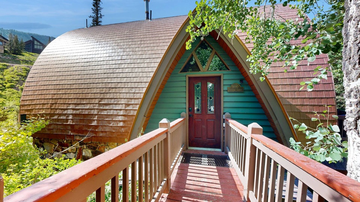 Salt Lake Mountain Resorts Cabin | Iconic creekside mountain home with hot tub, fireplaces, balcony & amazing views