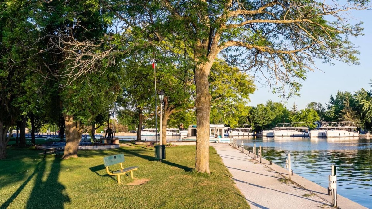 Smiths Falls Apartment | Iconic Rideau 1Bd Unit Balcony Free Parking 3