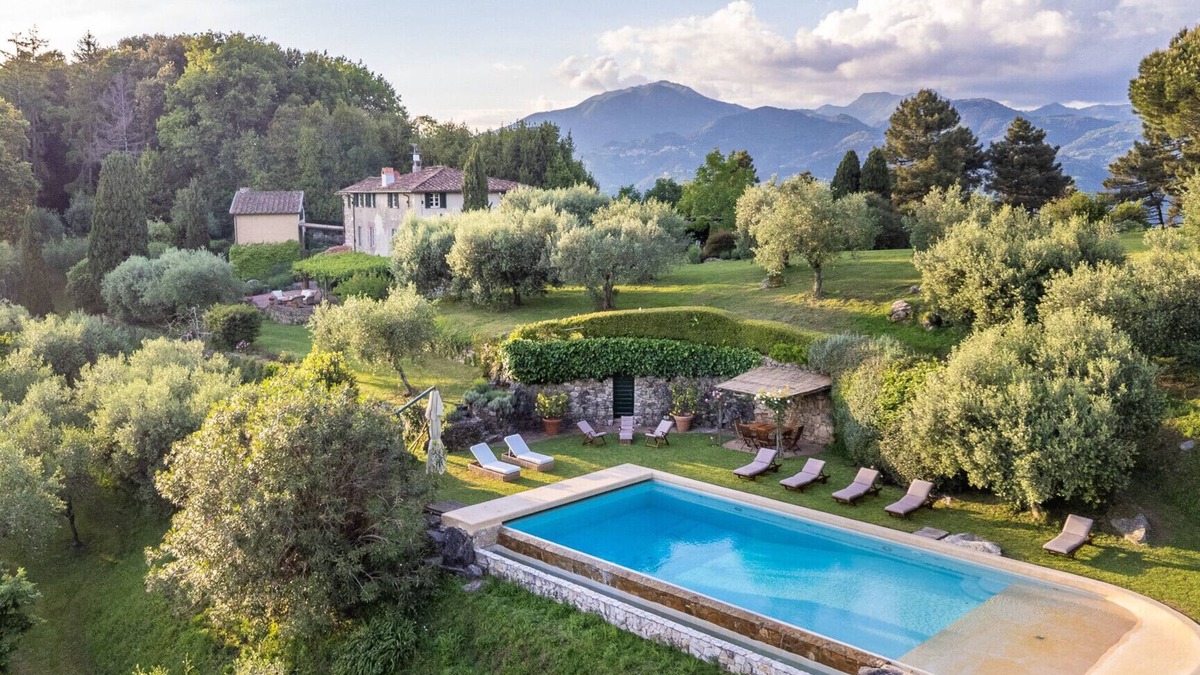Stabbiano Villa | Iconic Romantic Farmhouse with Pool in Lucca