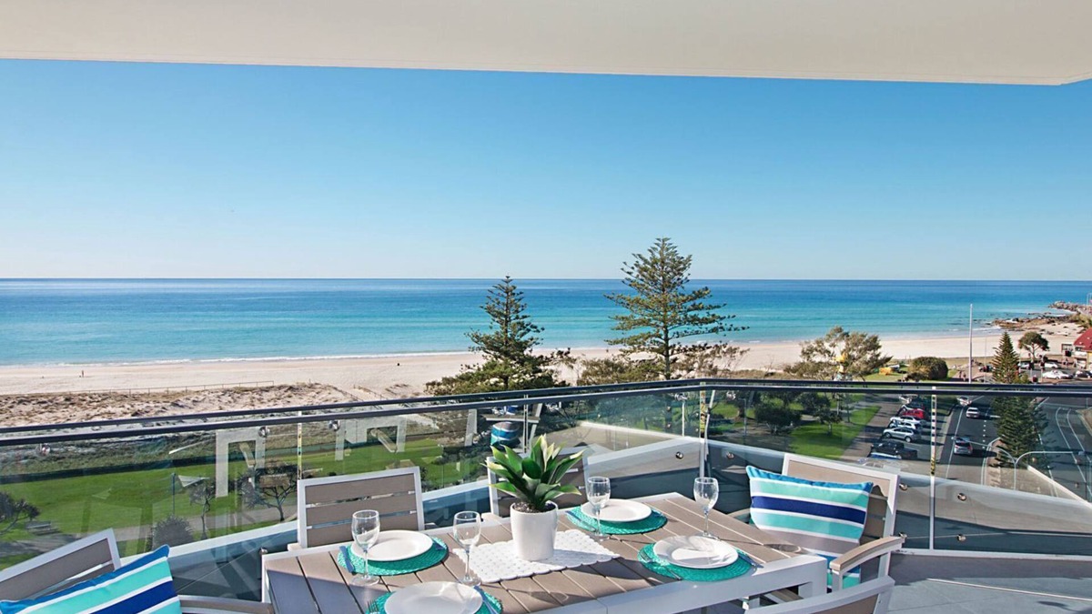 Coolangatta Apartment | Iconic Unit 704 Luxury beachfront apartment with Wi-Fi on Kirra beach in Coolangatta