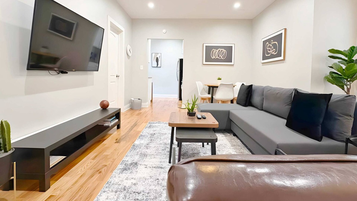 Boystown Apartment | Ideal 1-Bedroom Stay