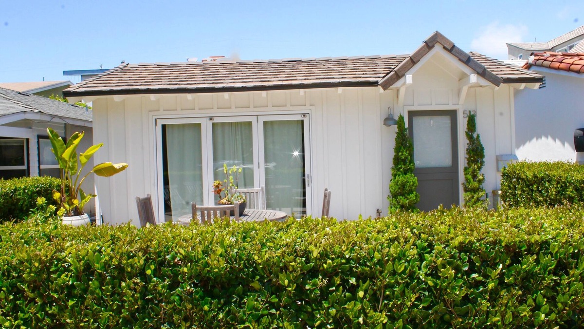 Corona del Mar House | IDEAL BEACH RETREAT Light, Bright & Clean! With A/C!