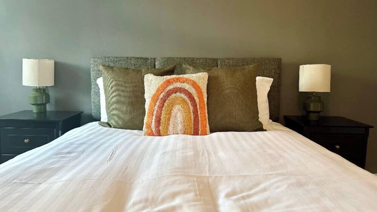 Bicester Apartment | Ideal Bicester Town Centre Apartment Sleeps 6