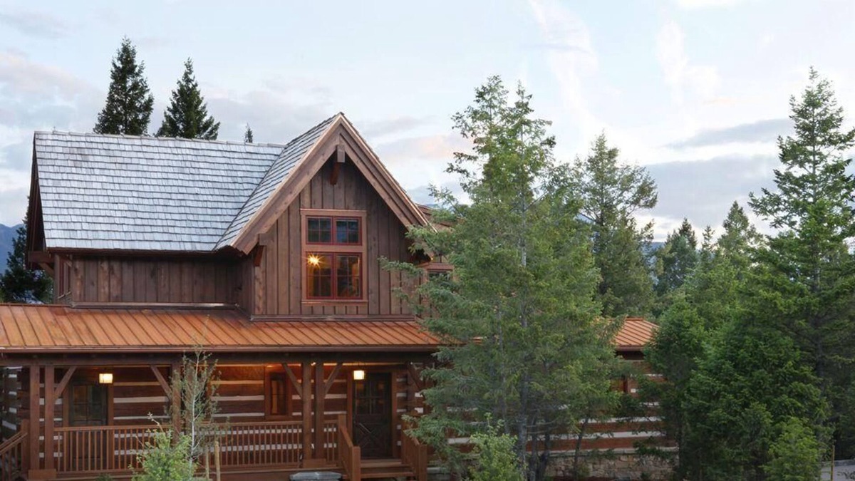 East Kootenay Cabin | Ideal cabin for your getaway - pool and snooker tables, gourmet kitchen, & more
