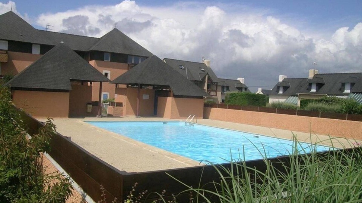 Erdeven Apartment | Ideal Coastal Getaway: Duplex with Pool, Near Beaches, 2 Rooms, Sleeps 4