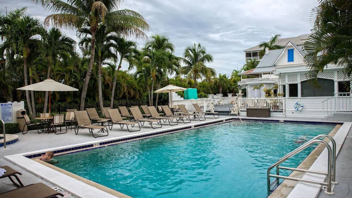 Marco Island Hotel | Ideal Family Suite, Olde Marco Classic 2BR w/Full Kitchen & Porch