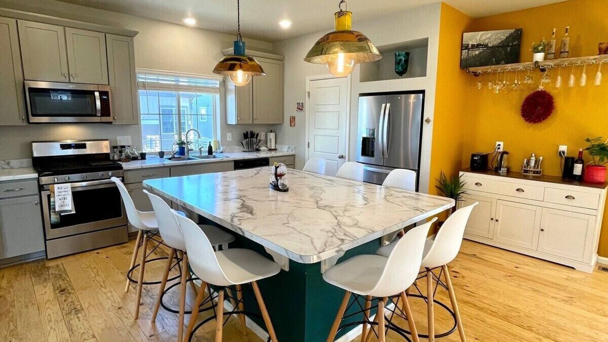 Commerce City House | Ideal for both professionals and families, the Denver Chile House offers a fully furnished residence featuring four (4) welcoming bedrooms, a dedicated workspace for remote professionals, and a spacious kitchen table for quality family time.