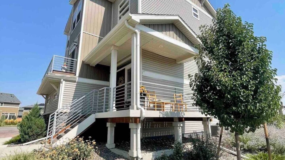 Commerce City House | Ideal for both professionals and families, the Denver Chile House offers a fully furnished residence featuring four (4) welcoming bedrooms, a dedicated workspace for remote professionals, and a spacious kitchen table for quality family time.