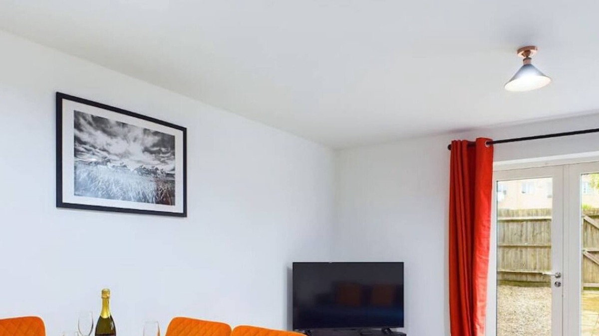 Cheltenham House | Ideal For Business | Long Stays | Parking & Wifi