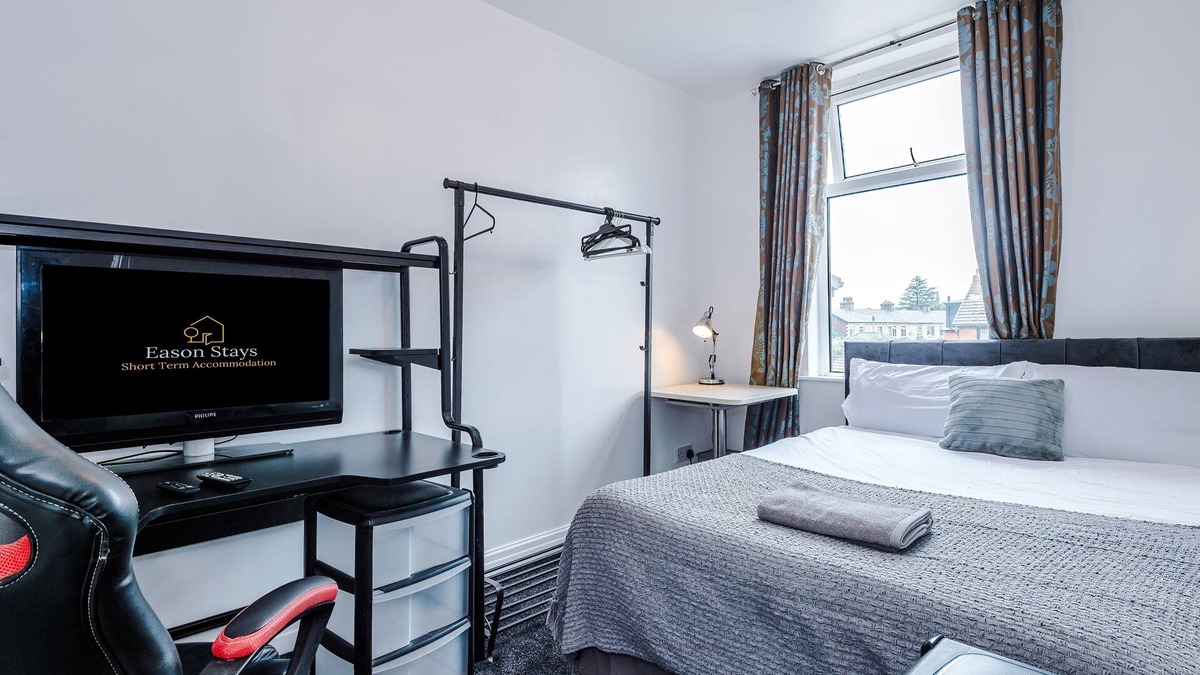 Chorley House | Ideal For Contractors or Holidays - Chorley House with Free Parking