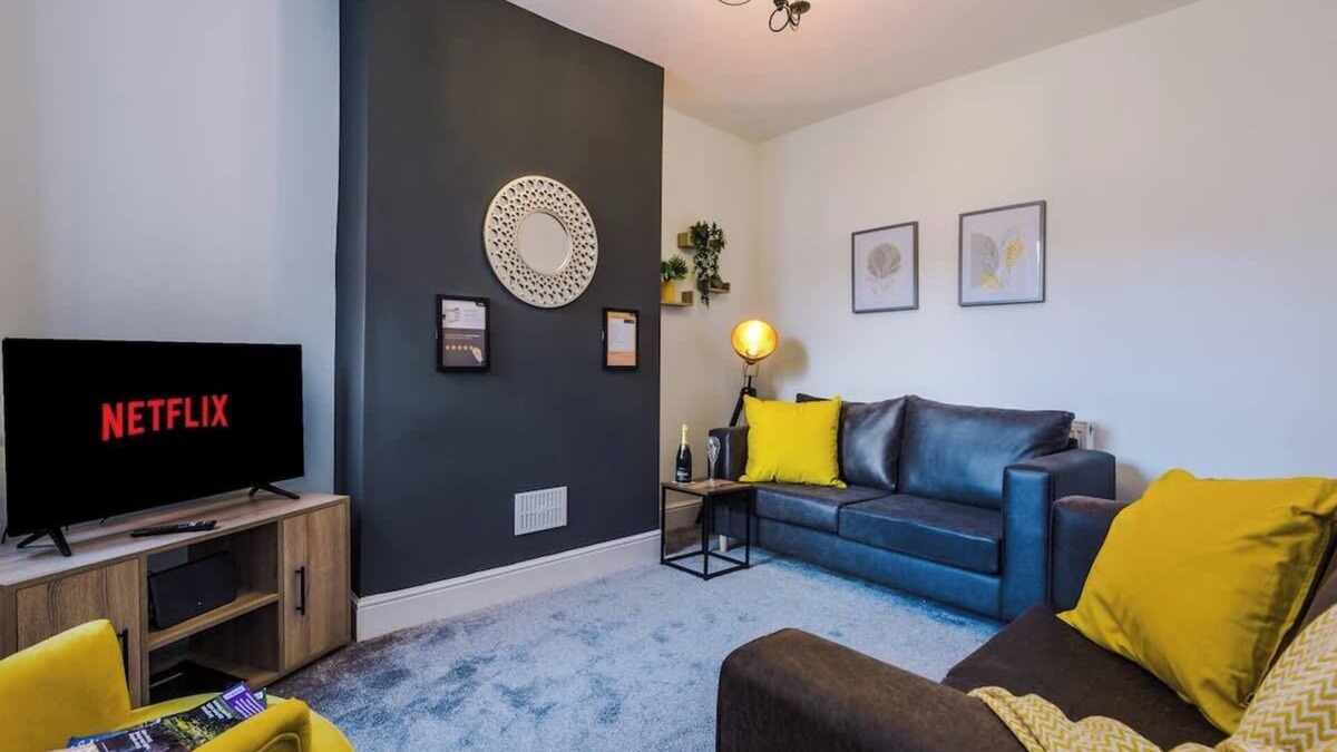 Crewe House | Ideal for contractors & long term stays, sleeps 8!