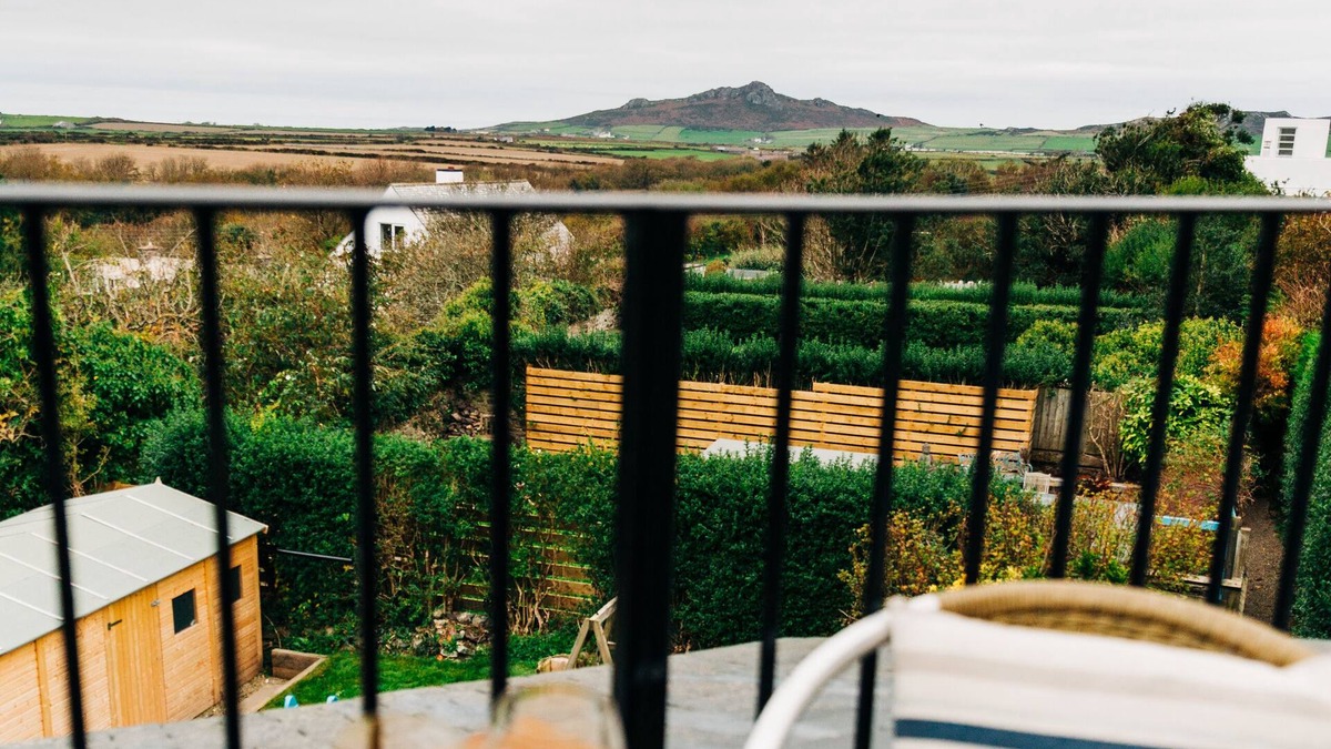 St Davids House | Ideal for Family & Friends to get together. Sleeps up to 10 with parking