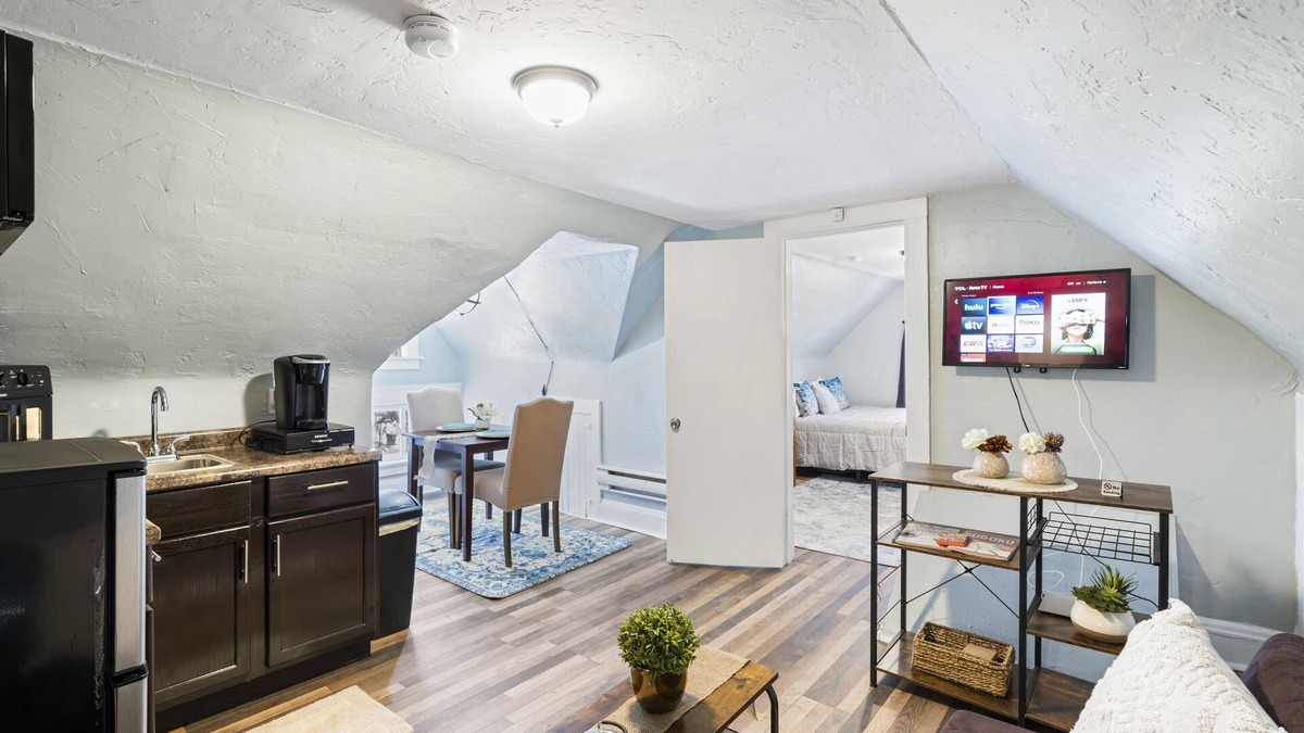 University Circle Apartment | Ideal for Nurses/Students/Patients; Cleve Clinic, Univ Hospital, VA, Case, CIM