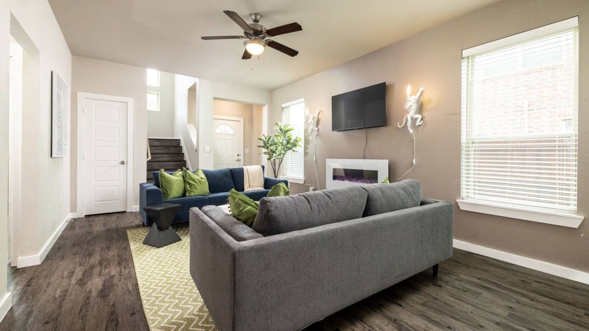 Denton House | Ideal Group Getaway Near Shopping & Dining