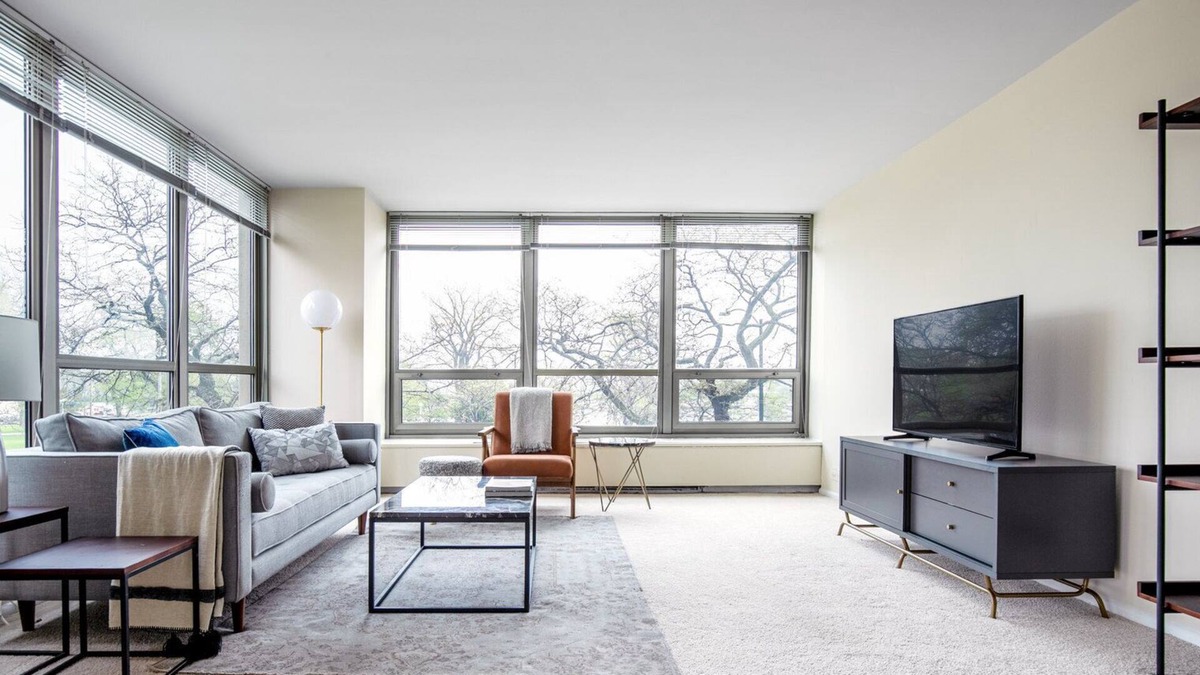 Lake View East Apartment | Ideal Lakeview 2BR w/ Gym, Rooftop Pool, near Wrigley, by Blueground