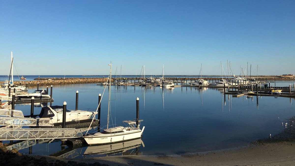 North Haven House | IDEAL LOCATION IN NORTH HAVEN. SUITABLE FOR FAMILIES. WATCH THE YACHTS