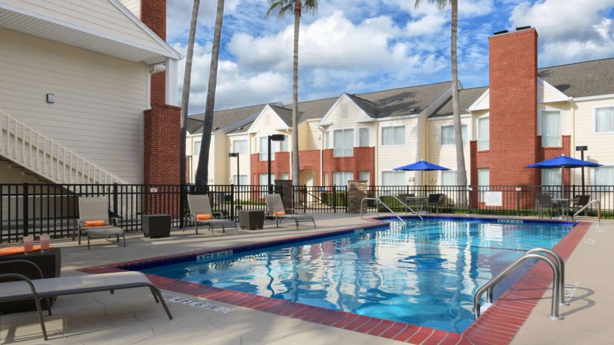 Houston House | Ideal Location! Near NASA Johnson Space Center, Outdoor Pool, FREE Parking!