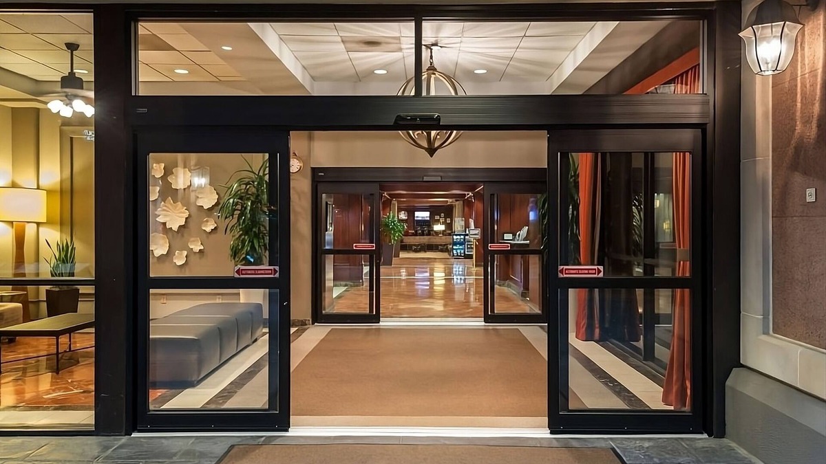 Eagan Park Hotel | Ideal Mix of Comfort and Value! Outdoor Pool, Pets Allowed