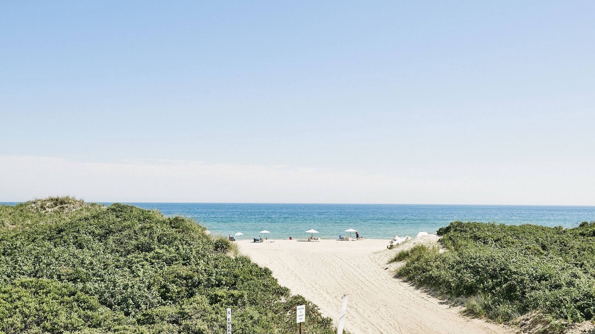 Montauk Hotel | Ideal Mix of Comfort and Value! Beachfront Property, Free Parking, Pool