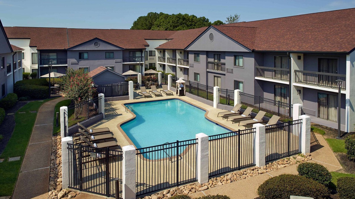 Norcross House | Ideal Mix of Value, Comfort and Convenience! 2 Family-friendly Units, Pool