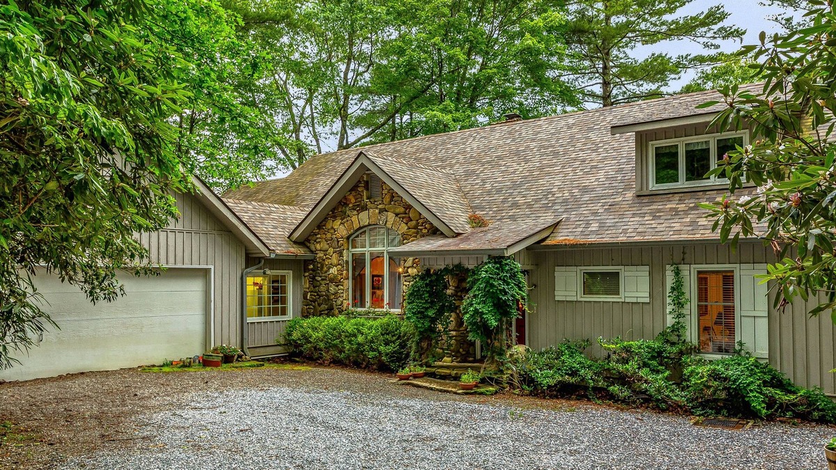 Lake Toxaway House | Ideal Mountain Lodge Living on Lake Toxaway