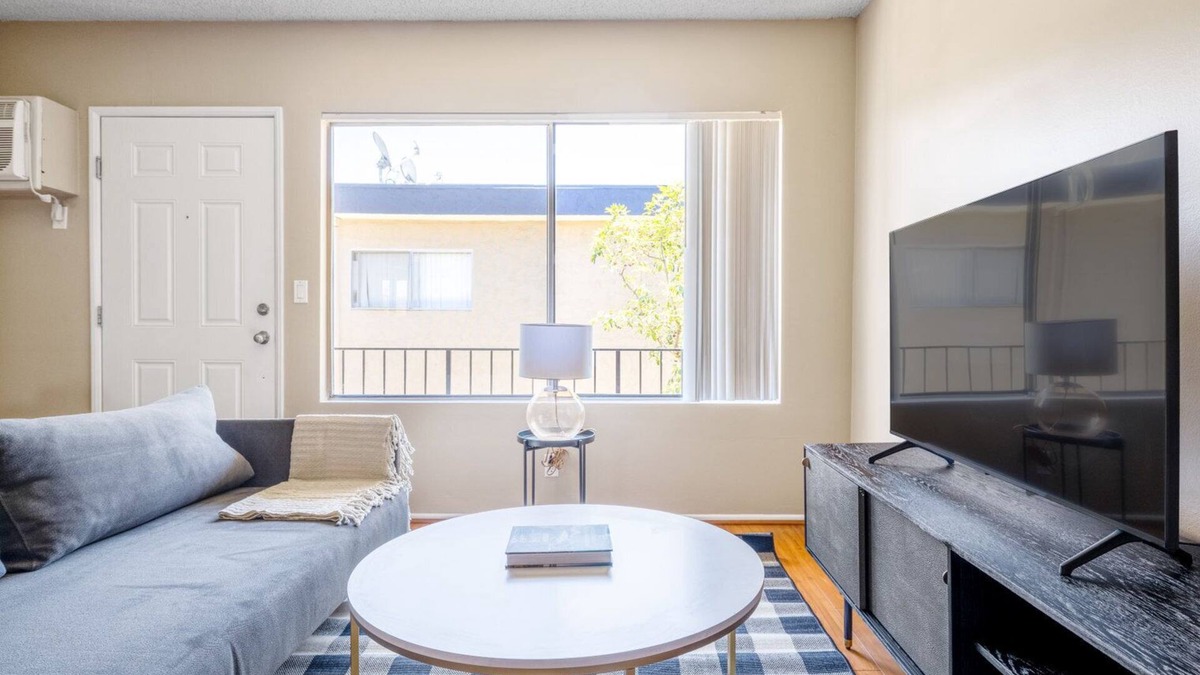 Sherman Oaks Apartment | Ideal Sherman Oaks 1BR w/Gym, Pool, walk to Ventura Blvd, by Blueground