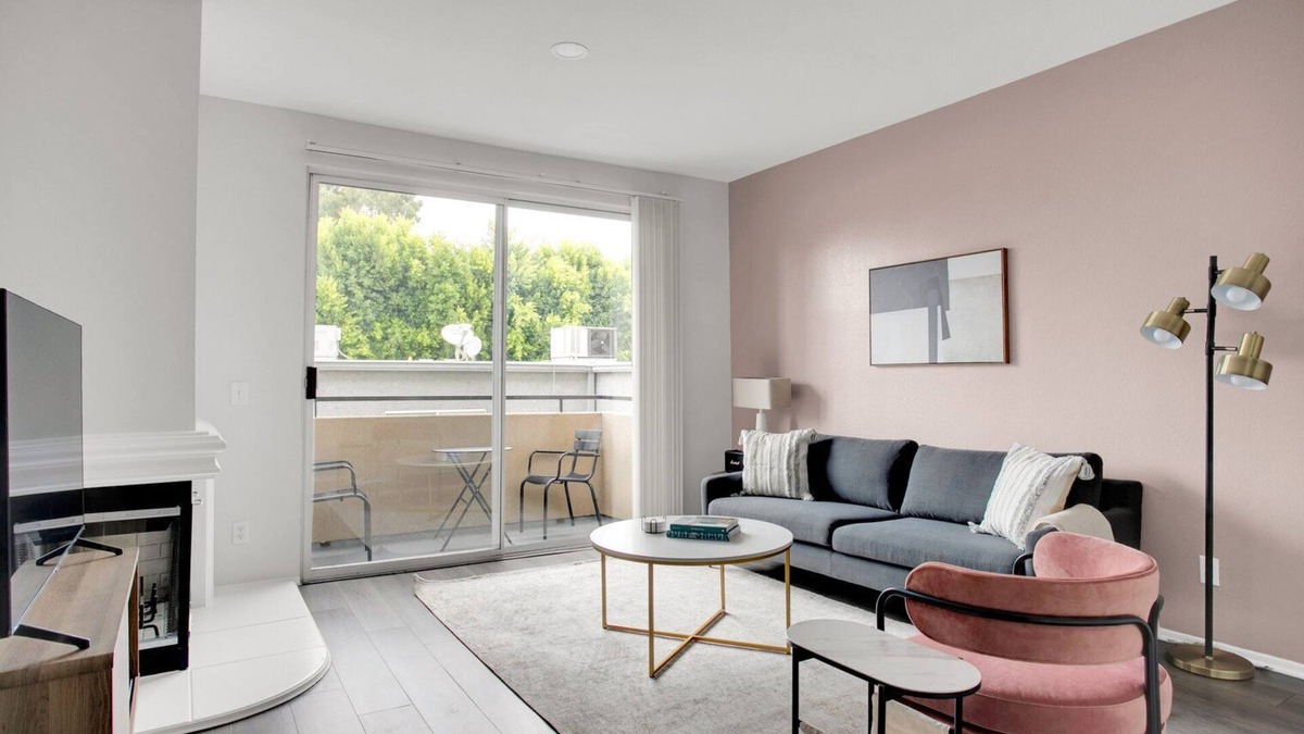 Sherman Oaks Apartment | Ideal Sherman Oaks 2BR w/W/D, near WF & TJ, by Blueground