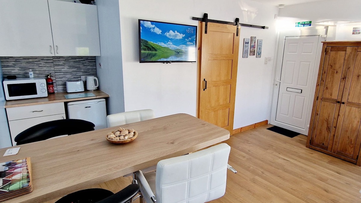 Nairn Apartment | Ideal studio base for groups or families exploring or golfing within the area