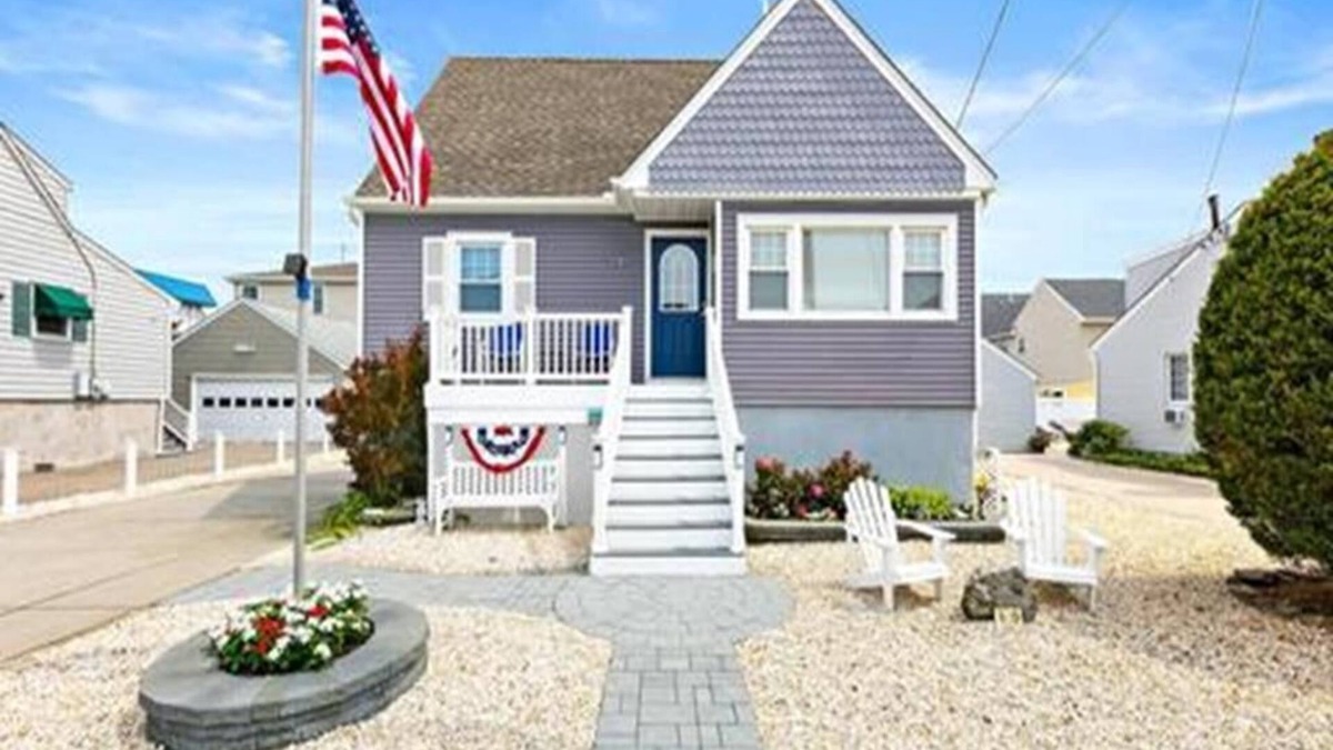 Beach Haven Gardens House | IDEAL VACATION SPOT! CLOSE TO THE BEACH AND EVERYTHING ELSE!