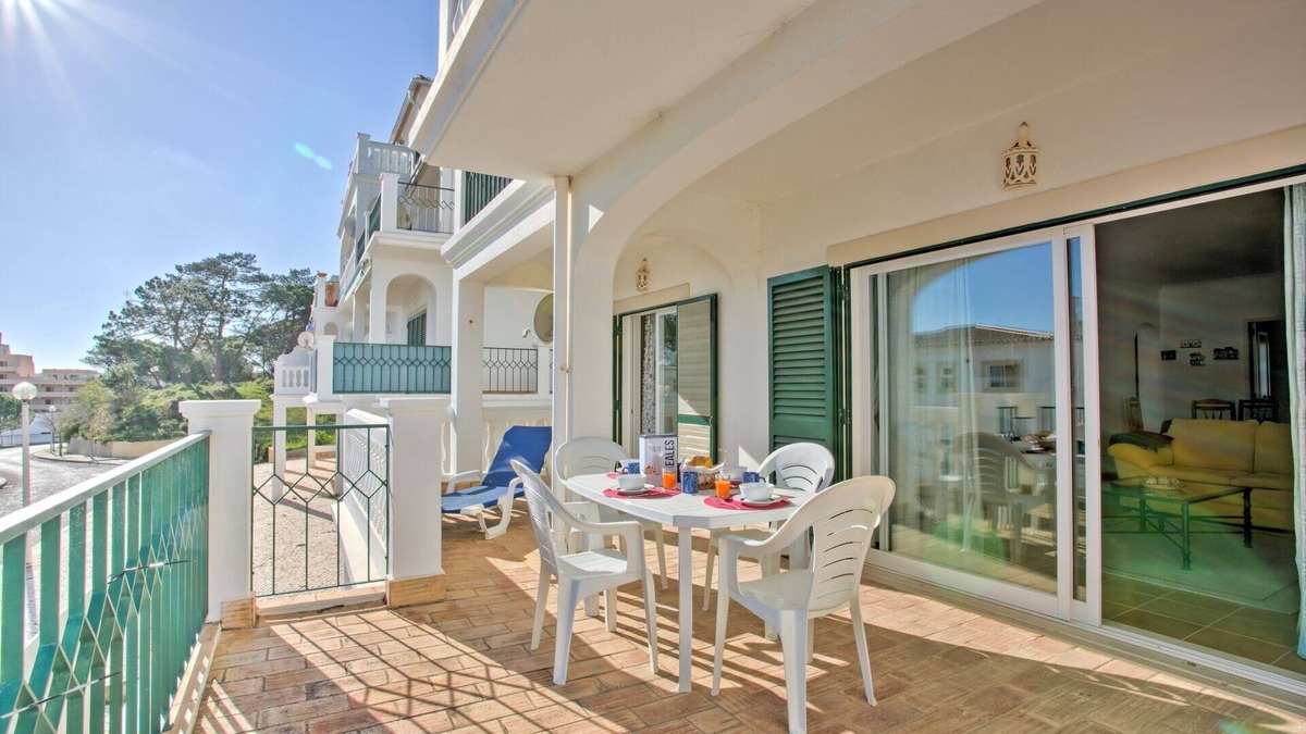 Meia Praia Apartment | Idealmente Situado Para Desfrutar da Maravilhosa Praia de Extenso Areal