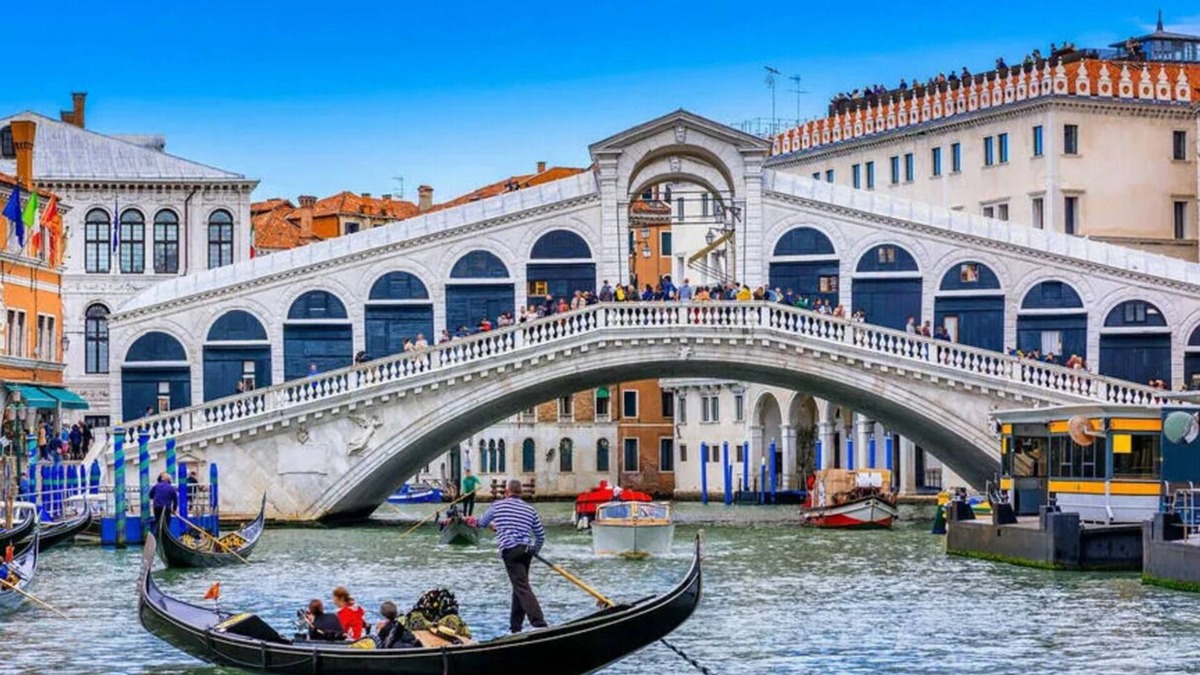 San Polo House | Idealy located-4 bedroom, Tri-Level Residence in Venice