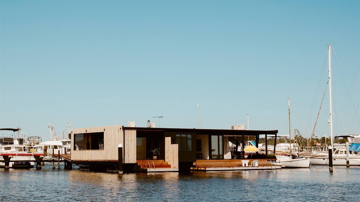 Lakes Entrance Boat Rental | Idle Lake House Floating Dockside Accommodation