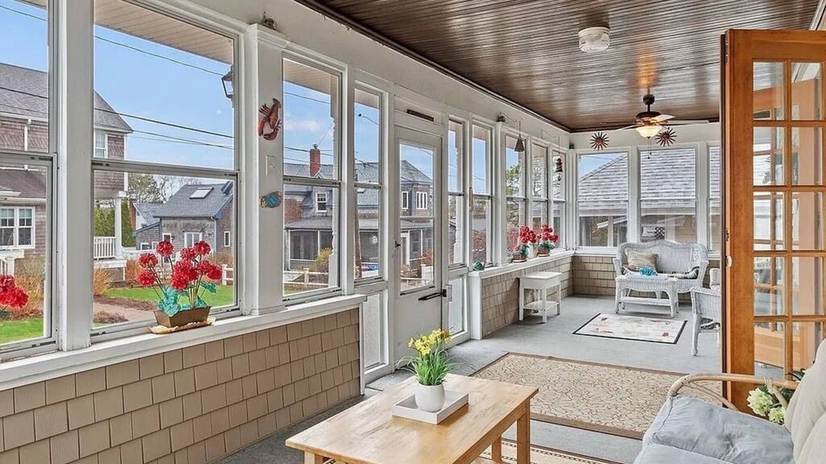 Onset House | Idlehurst Getaway: 7-BR, 2-min from Onset Beach w/Wifi, AC units - sleeps 14!