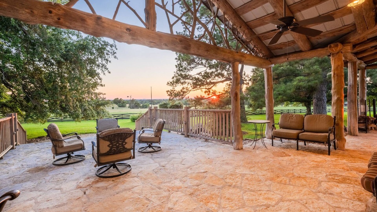 Fayetteville House | Idyllic 'Century Oaks Farm' in New Ulm on 46 Acres