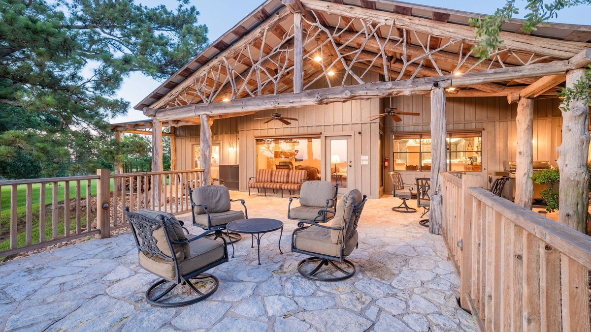 Fayetteville Cottage | Idyllic 'century Oaks Farm' in New Ulm on 46 Acres