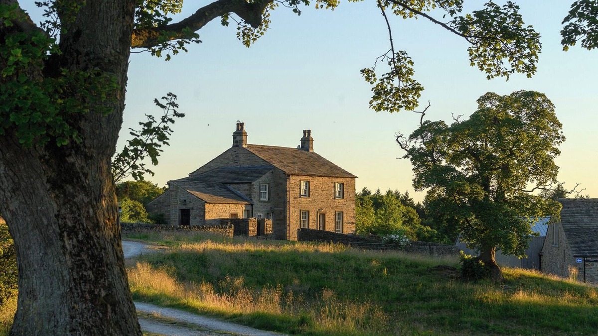 Skipton House | Idyllic country detached cottage sleeping 8 guests with access to an award winning wellbeing resort