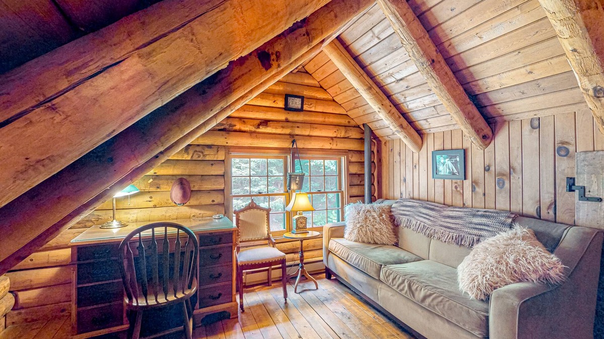 Hyde Park Cabin | Idyllic dog-friendly cabin with mountain view, lovely deck & firepit